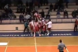 Igrač nasrnuo na navijača u Kraljevu (video)