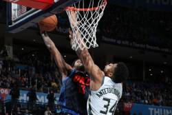 (VIDEO) Džordž posterizovao Adetokunba