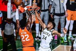 Adetokunbo maestralnom blokadom zaustavio Finiks (video)