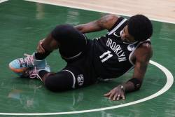 Irving izvrnuo zglob, Milvoki izjednačio (video)