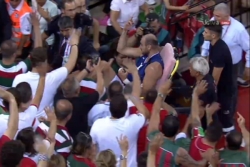 Krstić iznet sa terena. "Častio" publiku (video)