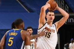 Denver bez re&scaron;enja za Karija, Jokić na nivou, povreda Marija (video)