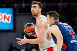 Briljantni Milutinov sru&scaron;io Baskoniju, Armani ispustio plus 15