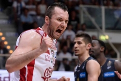 Armani ponižen, na korak od eliminacije